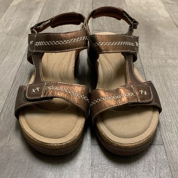 Womens NWOT Clarks Roseville Mae Flat Metallic Leather Strap Sandals - Picture 2 of 7